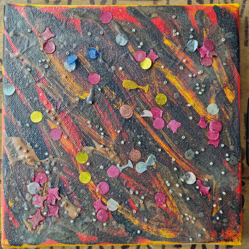 Abstraktes Gemälde in dunklen Rot- und Schwarztönen, das an glühende Lava erinnert. Darüber verstreut helle Punkte und Farbkleckse wie Konfetti. Das Bild wirkt wie weibliche Wut – inneres Brodeln, verdeckt von einer schönen, glitzernden Oberfläche. Ausdruck von unterdrückten Emotionen, Stärke und kreativem Selbstausdruck.